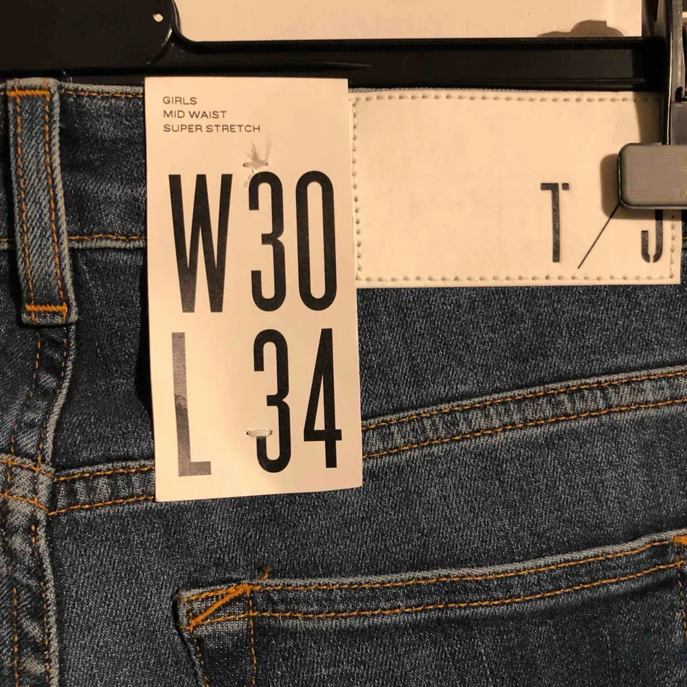 Säljer ett par helt nya tiger of sweden jeans i storlek w30/L34. Nypris 1299kr. Kan mötas upp eller frakta . Jeans & Byxor.