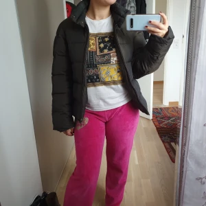  - Säljer en puffer jacka från HM, jackan har färgskiftningar  Väldigt fint skick jackan kommer tvättas innan :)