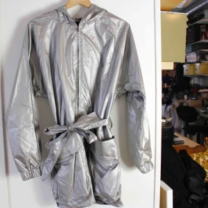  - Silvrig jacka från Vero Moda, strl M. Finns i Åre men kan skickas för 54kr.