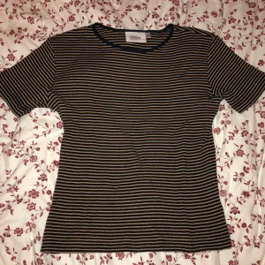  - Fin T-shirt från InWear i fint skick. Knappast använd! Sitter fint och är mjuk. 