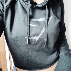  - denna skitsnygga croppade tröja från gymshark säljer jag nästan helt ny. Frakt ingår. Storlek M