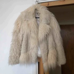  - Jacka i fejkpäls med assymetriska sömmar. Jättefint skick, knappt använd. Endast upphämtning I Sthlm.