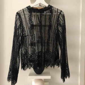  - Helt ny spetsblus från hm i stl 38, vida ärmar. Superfin!!