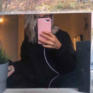  - Svart tjocktröja med dragkedja, aldrig använt köpte nyligen på Weekday i Sthlm!