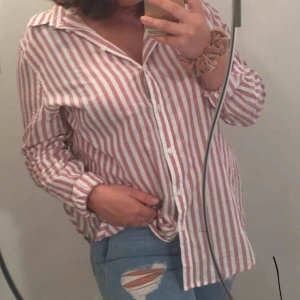  - Skjorta från hm! Storlek 44 så den är ”oversize” på mig och jag har normalt 38/M i överdelar. Frakt tillkommer
