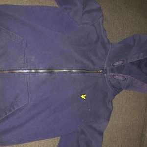  - Plagget är Barnstorlek och rekommenderas för 12-13 år som du ser på 2:a bilden . Pris kan absolut prutas ner 