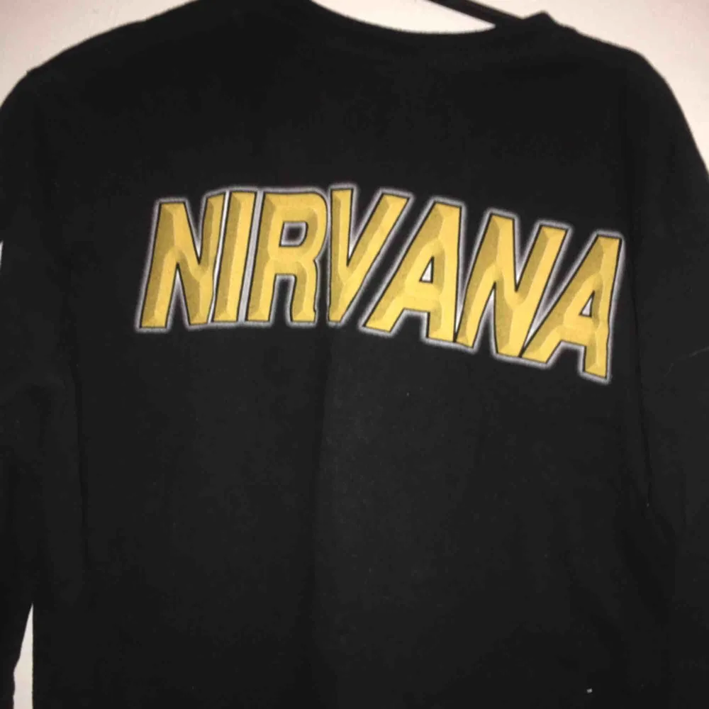 Unik Nirvana Kurt Cobain tröja stl L men jag som M tycker den sitter lika bra. Betalning sker via swish och köpare står för ev frakt!. Tröjor & Koftor.