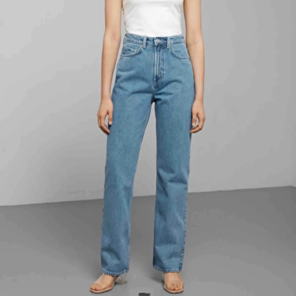 Weekday jeans, storlek 25/30. Använda ett fåtal gånger, säljes pga för stora. Modell row. Köparen står för frakten!. Jeans & Byxor.