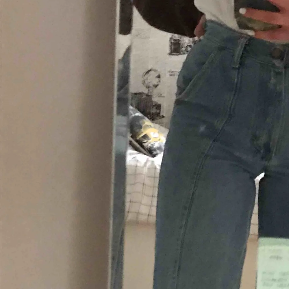 sjukt snygga jeans köpta på beyond retro men märket är wrangler. de har snygga sömmar som gör jeansen lite unika. har blivit för små för mig så säljer dom vidare. skriv om du har några frågor eller vill ha fler bilder . Jeans & Byxor.