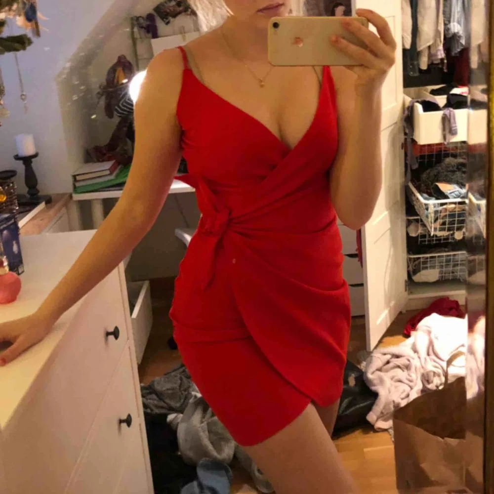 Röd tight klänning från HM i storlek XS! Väldigt stretchig material och har skjusterbara axelband. Skickar gärna fler bilder! 🥰. Klänningar.