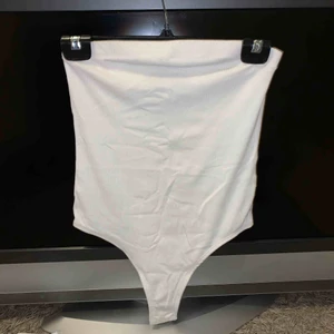 - En vit jättefin body! Aldrig använd och är bandeau liknande.