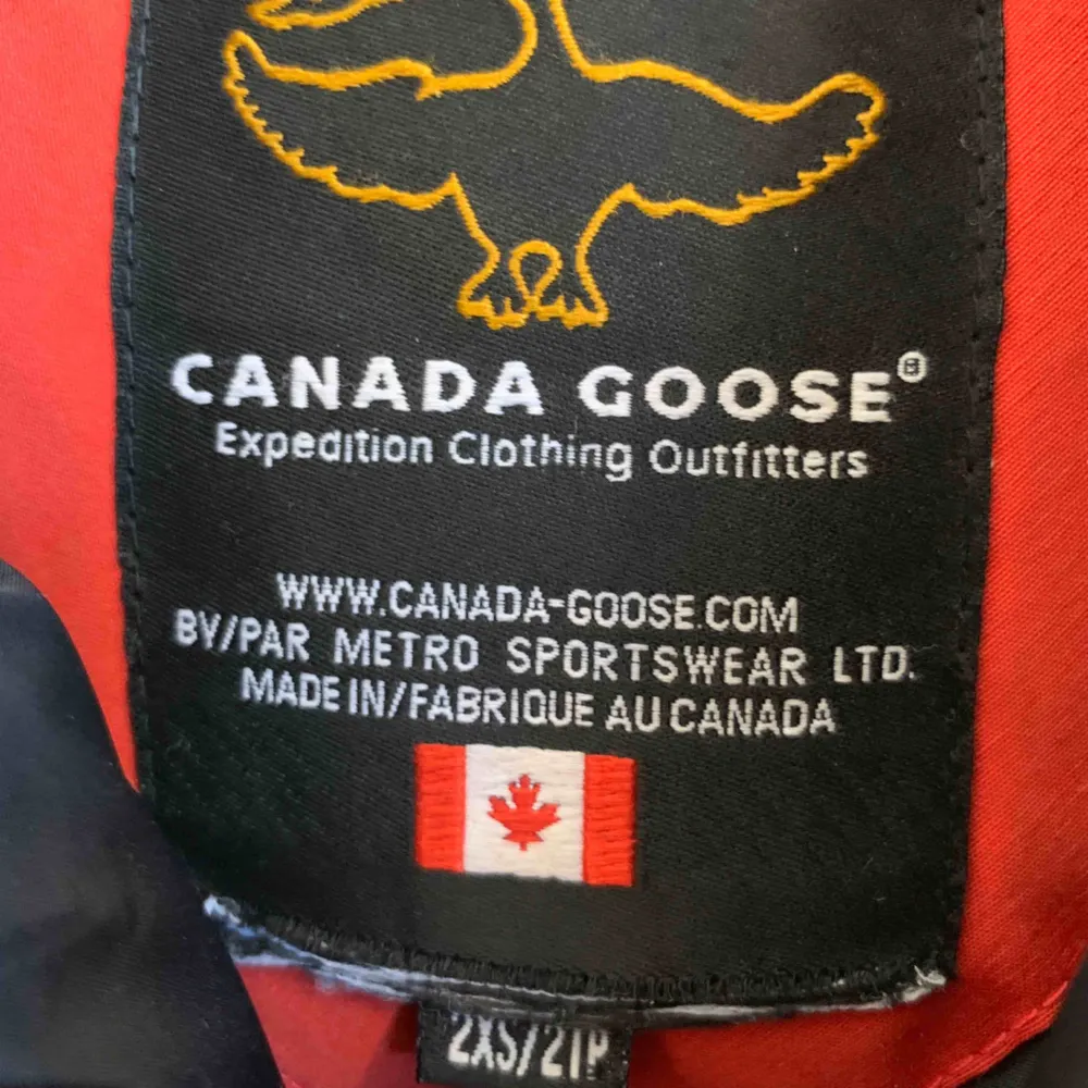Canada Goose Expedition Parkas  Röd Storlek 2XS/2TP Använd två vintrar. Bra skick förutom viss slitage på högra mudden.. Jackor.
