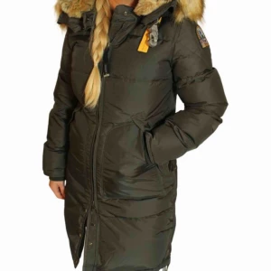  - Säljer nu min Parajumper i modellen ”Longbear” och färgen ”Bush”.   Inköpt förra vintern och endast använd den vinter säsongen.   Priset är 8000kr och kan tänka mig gå ner i pris vid snabbt affär. 