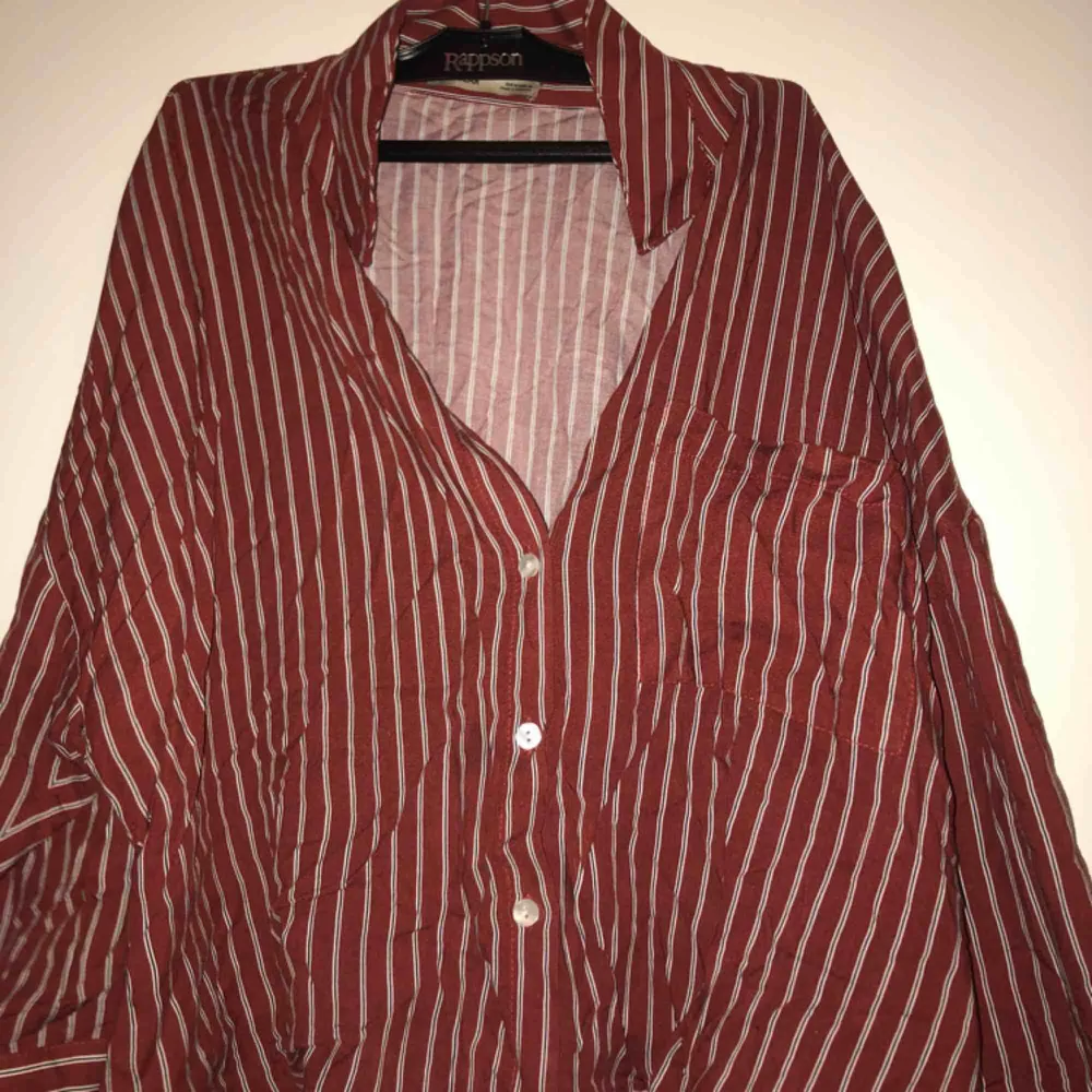 Finfin skjorta från Pull&Bear i stort sett helt oanvänd! Möts upp i Stockholm, annars står köparen för frakten :). Skjortor.