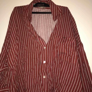  - Finfin skjorta från Pull&Bear i stort sett helt oanvänd! Möts upp i Stockholm, annars står köparen för frakten :)
