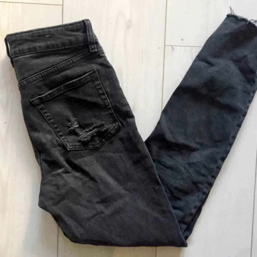 Felfria jeans med slitning. Sitter snyggt! Men kommer tyvärr inte till användning. . Jeans & Byxor.