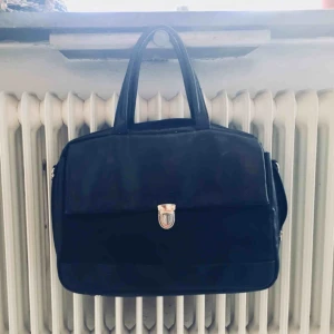  - Bra praktiskt väska (funkar fint som datorväska) köpt på second hand. Lite slitning i handtagen (se bild) annars bra skick. 