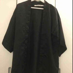  - Svart kimono 1 gång användad 