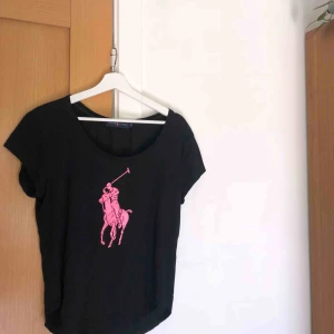  - T-shirt från Ralph Lauren i storlek S. 