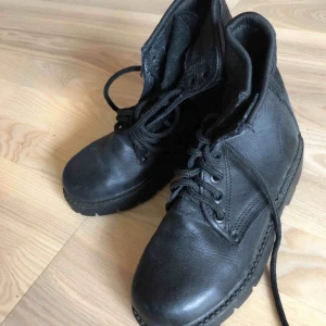  - Oklar storlek, lappen är borta. De är för små för mig och jag har storlek 38, skulle rekommendera att du kommer förbi och testar innan köp! 