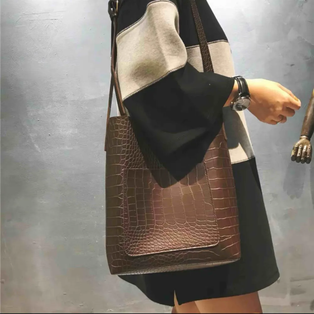 Superfin brun trendig väska med krododilläder mönster. Väldigt rymlig; storleken är 26x30x10 cm! Passar till alla outfits och perfekt till skolan! ⚡️⚡️⚡️. Väskor.