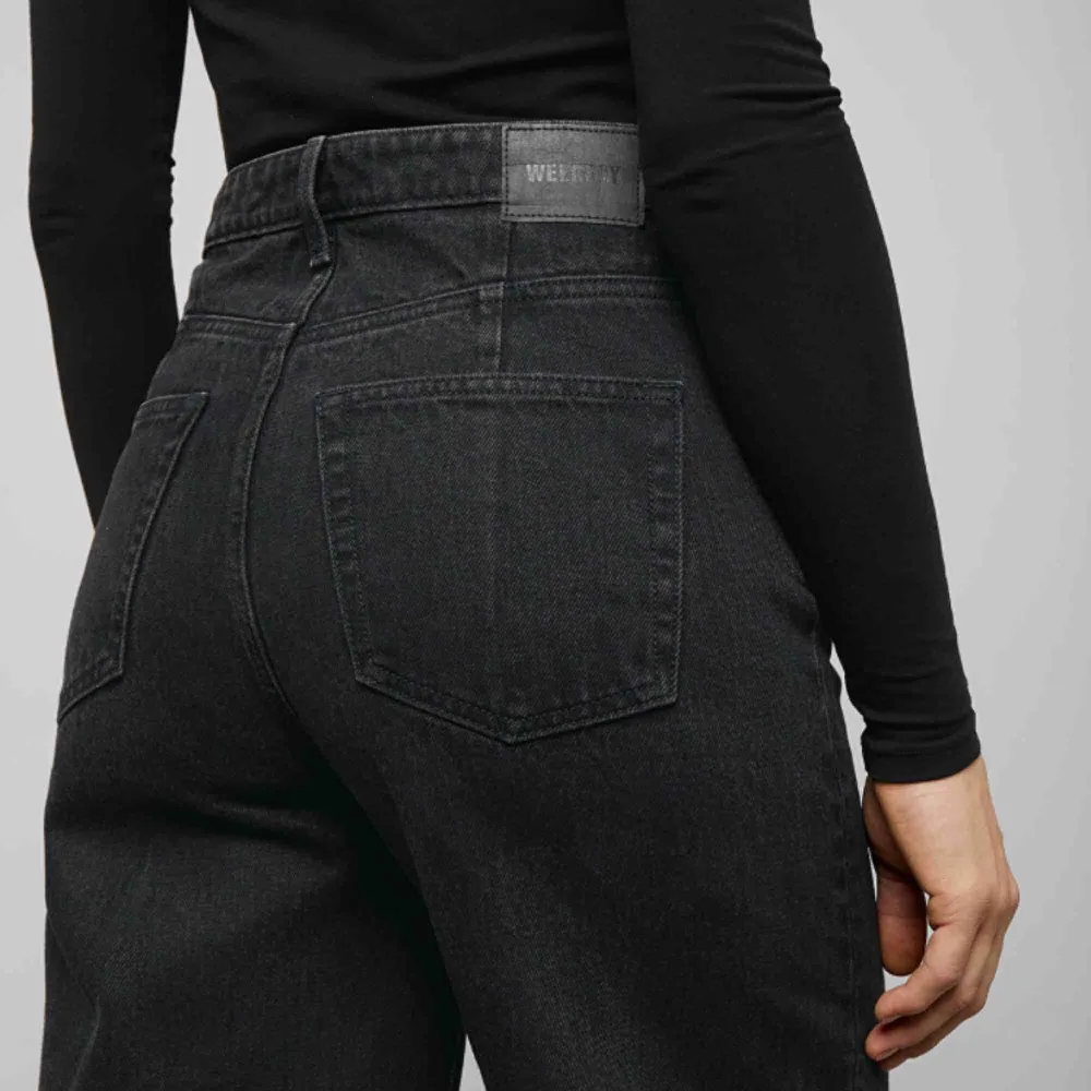 Superfina jeans från Weekday i den vida modellen ”Ace”! Knapp använda pga fel storlek så därav i mycket fint skick! Nypris: 500 kr Köparen står för frakt och betalning sker på swish💕. Jeans & Byxor.