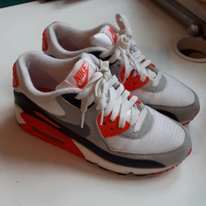  - Säljer mina knappt använda  Nike air max. Skorna är i jättefint skick, suoerbekväma dessutom. Säljer dom pga att jag inte använder dom. Köpta för 1200:-  Köparen betalar frakten, kan även mötas upp i Göteborg. 