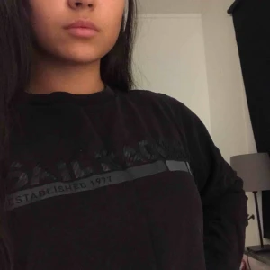  - Min pojkväns gamla sailraicing tröja, helt okej använd därav det billiga priset. Men samtidigt i fint skick💞 nytt pris:1100kr. Helt svart baktill