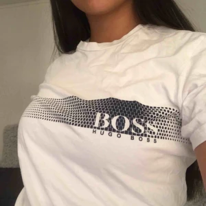  - Min pojkväns hugoboss tröja. Helt okej använd men fint skick. Funkar absolut till både tjejer ock killar💞 nytt pris:449kr