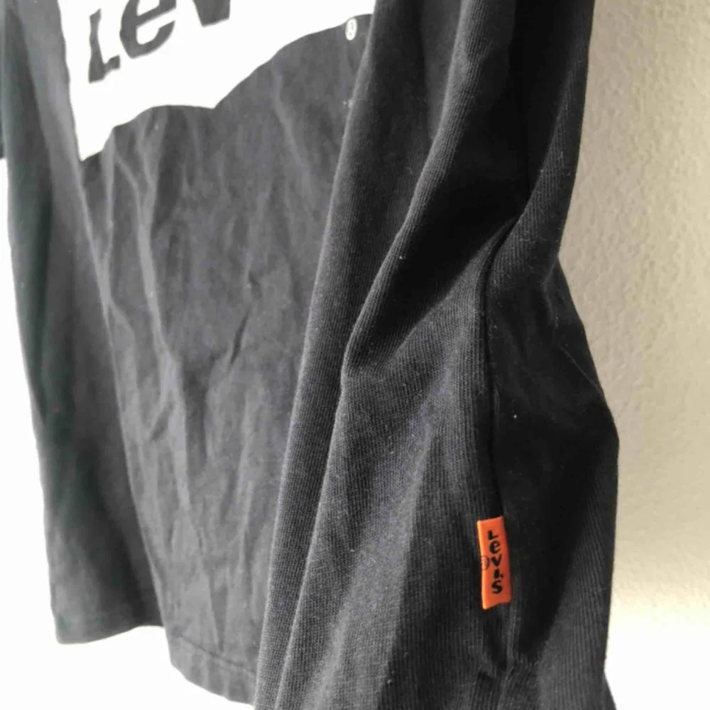 Levis tröja från Zalando, i jätte bra skick, kan fraktas eller mötas i malmö. T-shirts.