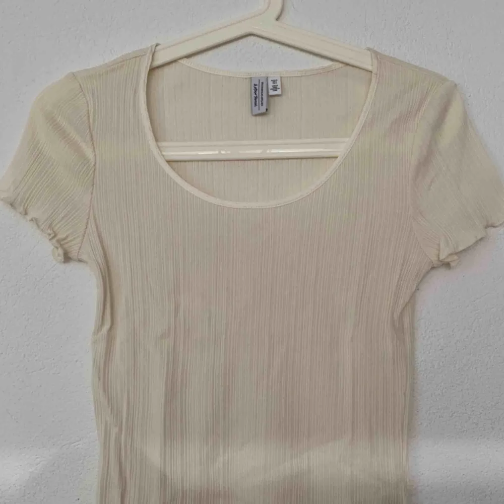 And other stories cream top!!  Never worn !✨ bought for 600 kr selling for 200. Toppar.