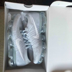  - 🎈Som nya Nike air vapormax! Använda 1 gång. Super sköna lätta skor. Passar till det mesta. Ny pris 2000kr🎈