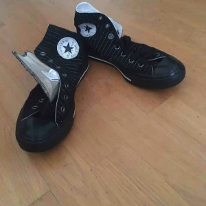  - Svarta/vit randiga Converse special edition. Hela, rena, i fint skick! Kan behövas nya skosnören om man vill ;) 