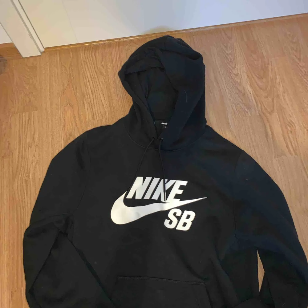 Nike SB hoodie köpt för några månader och aldrig tvättat, fint skick👍. Hoodies.