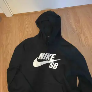 Nike SB hoodie köpt för några månader och aldrig tvättat, fint skick👍