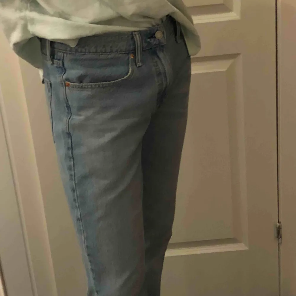 Jätte bekväma och nästintill oanvända Levis Jeans! Storleken är 34/34 men sitter som 32/32 vilket jag brukar bära. Säljer pga för mycket byxor. Köpare står för frakt! 💓. Jeans & Byxor.