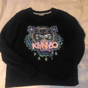  - Säljer nu min kenzo tröja då den inte kommer till användning. Den är använd några gånger men är i fint skick, köpt på kenzo:s hemsida för ca 2100 kronor💗 (köparen står för frakt)