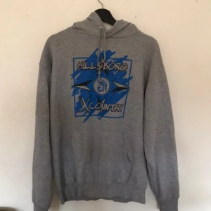  - Säljer denna gråa hoodien med tryck på! ❤