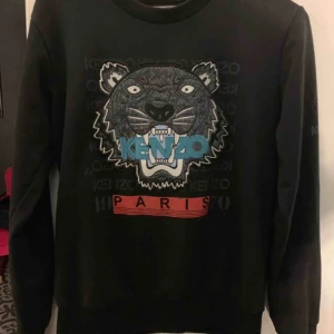  - Ordinariepris: 2300 Storlek: M men passar S Aldrig andvänd/ny skick   