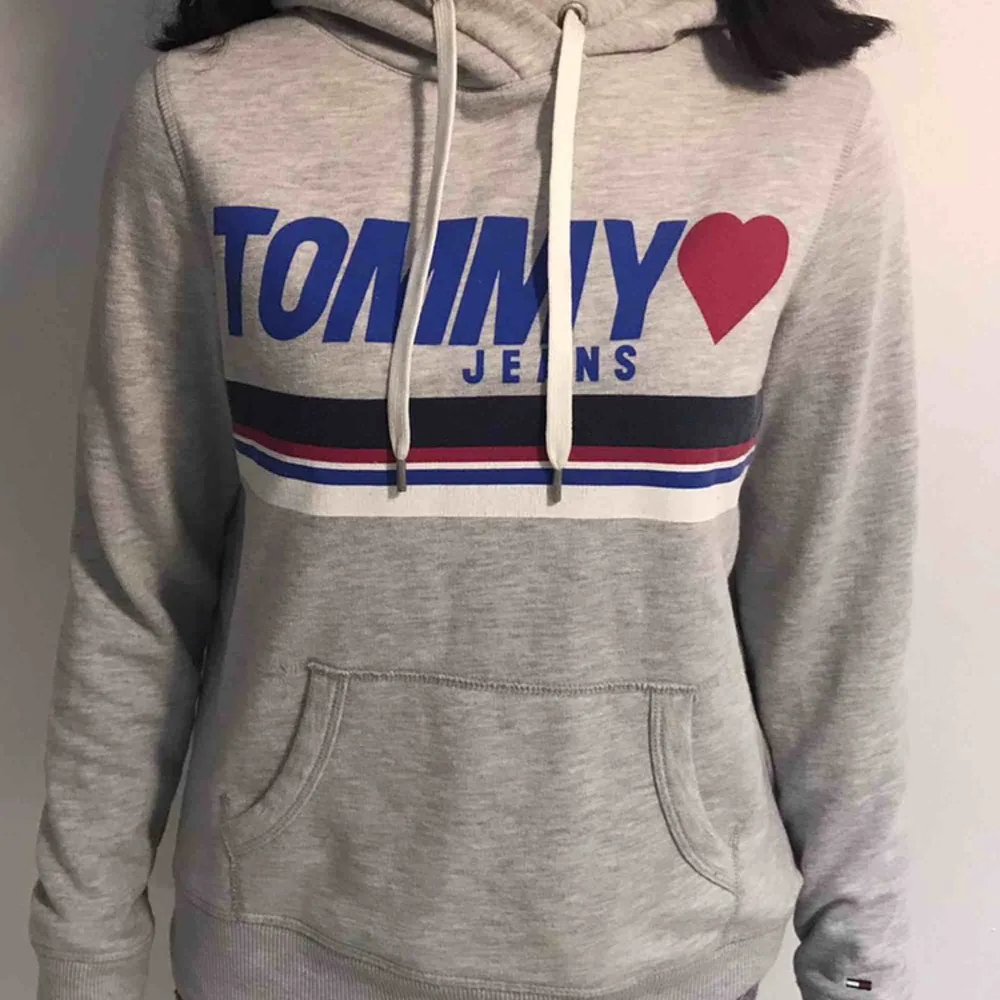 Tommy Hilfiger hoodie , säljer för att jag redan har en liknande ❤️ Köparen står för frakt! Inga hål eller fläckar.. Hoodies.
