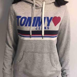 Tommy Hilfiger hoodie , säljer för att jag redan har en liknande ❤️ Köparen står för frakt! Inga hål eller fläckar.