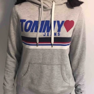  - Tommy Hilfiger hoodie , säljer för att jag redan har en liknande ❤️ Köparen står för frakt! Inga hål eller fläckar.