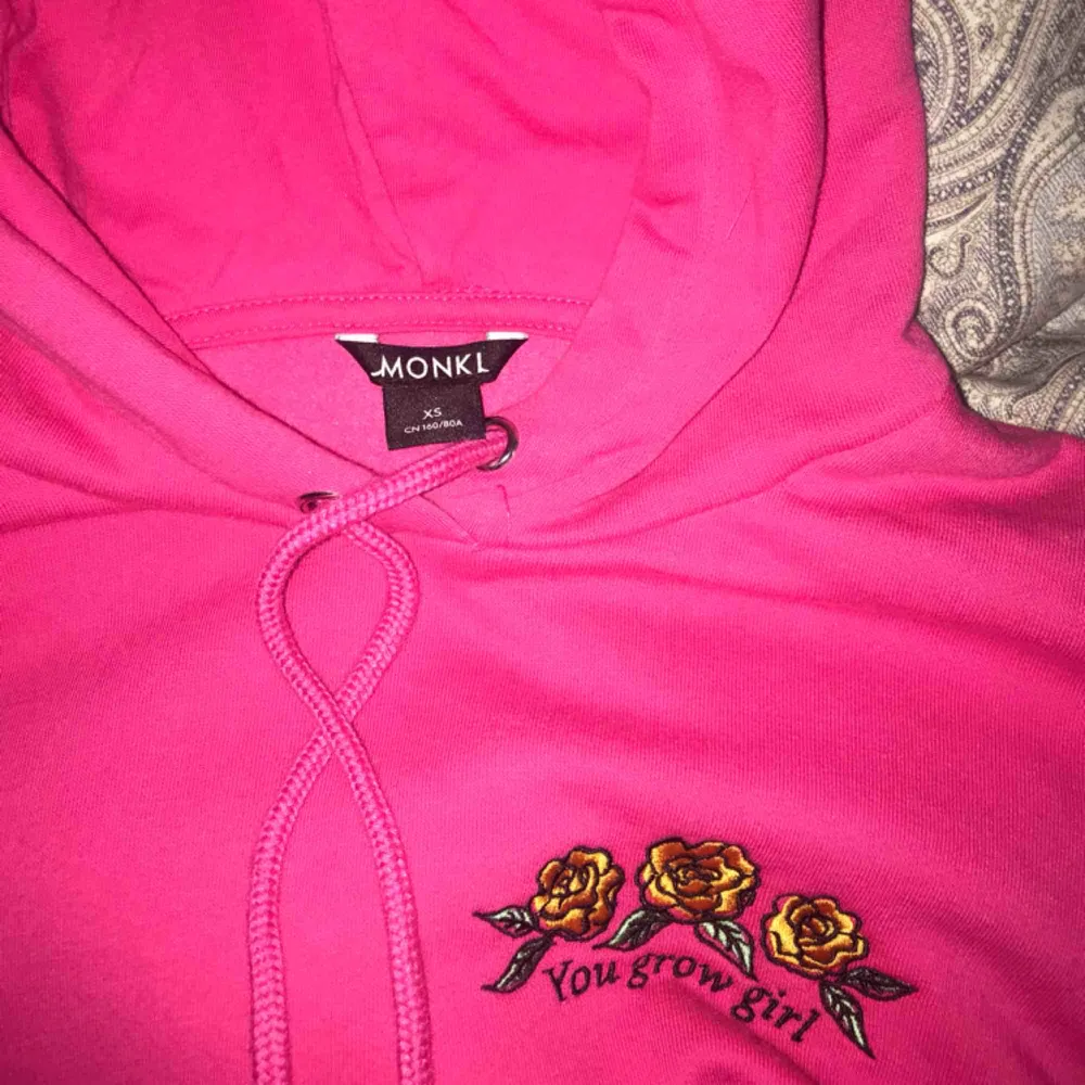 As snygg mörk rosa hoodie från monki, storlek xs passar s för den är oversized💞. Hoodies.