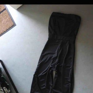  - Super skön stretch jumpsuite från bohoo passar 34 a .oanvänd 