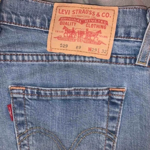  - Lågmidjade bootcut Levi’s jeans. ljusblå, sitter perfekt och perfekt skick. 