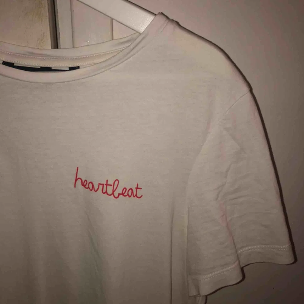 Snygg T-shirt från vero Moda med texten ”heartbeat” på vänstra bröstet, säljer då den inte kommer till användning längre:) . Skjortor.