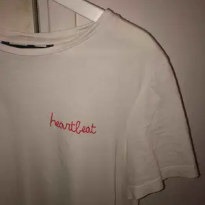 Snygg T-shirt från vero Moda med texten ”heartbeat” på vänstra bröstet, säljer då den inte kommer till användning längre:) 