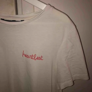  - Snygg T-shirt från vero Moda med texten ”heartbeat” på vänstra bröstet, säljer då den inte kommer till användning längre:) 
