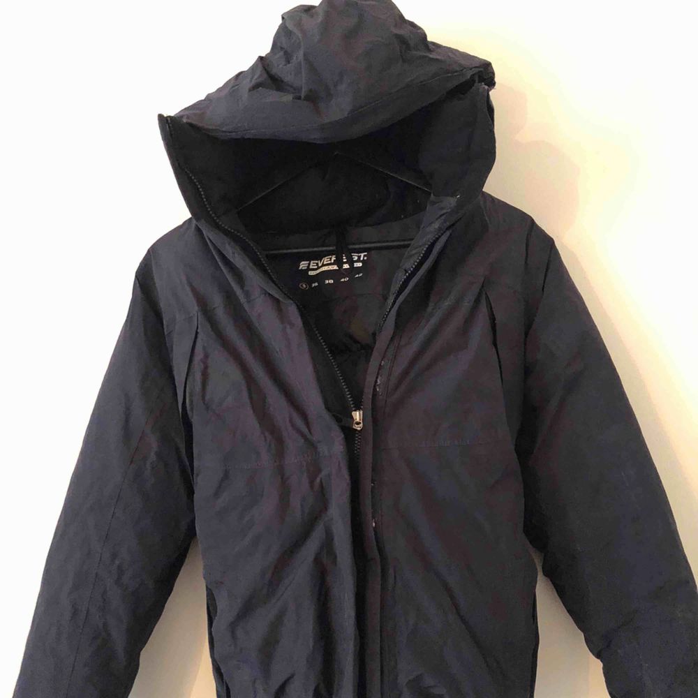 Everest winter Jacket. In Black with Hood. Excellent condition. Size 34 . Jackor.