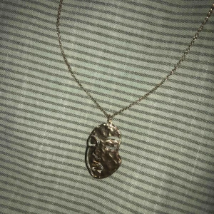  - Fint halsband från JC🍯 Guldigt och passar till mycket!🤗 halsbandet är i nyskick